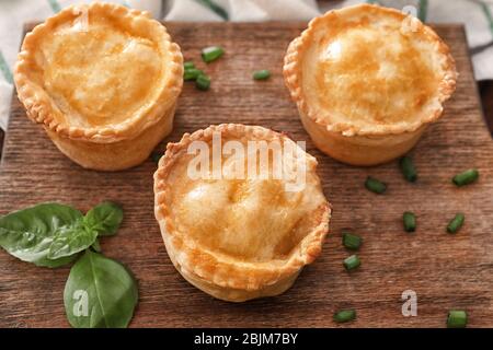 Délicieux mini-tartes à viande à bord Banque D'Images