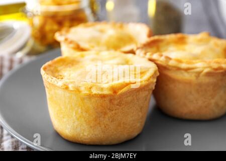 Délicieux mini-tartes à viande sur plaque, fermeture Banque D'Images