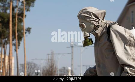 Les militaires désinfectent pour contrer la propagation des coronavirus COVID-19 SRAS-CoV-2. Banque D'Images