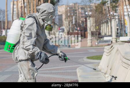 Les militaires désinfectent pour contrer la propagation des coronavirus COVID-19 SRAS-CoV-2. Banque D'Images