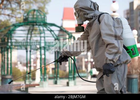 Les militaires désinfectent pour contrer la propagation des coronavirus COVID-19 SRAS-CoV-2. Banque D'Images