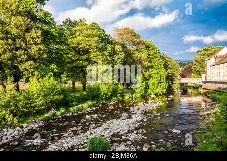 La rivière Greta, un affluent du Derwent, traverse Keswick. Banque D'Images