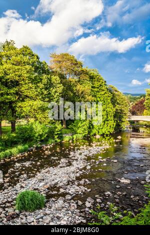 La rivière Greta, un affluent du Derwent, traverse Keswick. Banque D'Images