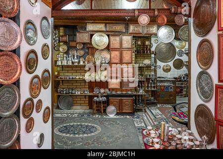 Sarajevo, Bosnie-Herzégovine - 28 août 2019; magasin de souvenirs traditionnel avec produits en cuivre dans la vieille ville de Sarajevo. Banque D'Images