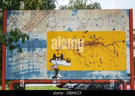 Sarajevo, Bosnie-Herzégovine - 29 août 2019: Panneau de bienvenue olympique 1984 avec des puces et des marques de la guerre de Bosnie Banque D'Images