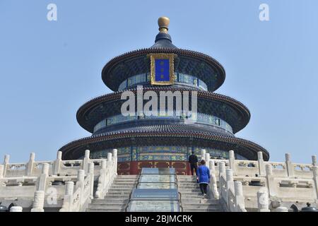 Pékin, Chine. 29 avril 2020. Les touristes visitent la salle de prière pour une bonne récolte au Temple du ciel à Beijing, capitale de la Chine, 29 avril 2020. Le Temple du ciel a rouvert ses trois principaux groupes de bâtiments au public mercredi. Et les terrains rouverts sont accessibles par un nombre limité de visiteurs par réservation en ligne. Crédit: Peng Ziyang/Xinhua/Alay Live News Banque D'Images