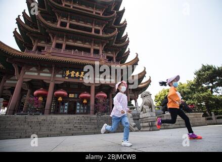 Pékin, province chinoise de Hubei. 29 avril 2020. Les touristes visitent la Tour de la grue jaune à Wuhan, dans la province de Hubei en Chine centrale, le 29 avril 2020. La tour de la grue jaune de Wuhan a été rouverte au public mercredi. Pour le moment, il ya encore une limite de nombre de visiteurs et la réservation en ligne est nécessaire. Crédit: Xiao Yijiu/Xinhua/Alay Live News Banque D'Images