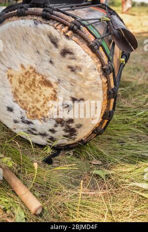 Tambour de percussion traditionnel africain Dudunba gros sur l'herbe Banque D'Images