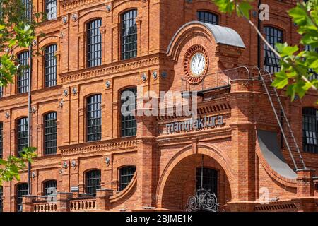 Lodz, Pologne - 7 juillet 2019 : entrée au centre d'art et de divertissement appelé Manufaktura à Lodz, Pologne Banque D'Images