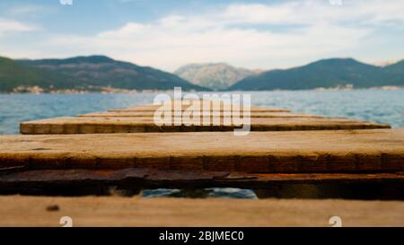 Jetée en bois vers la mer et les montagnes - Baie de Kotor, Monténégro. Banque D'Images