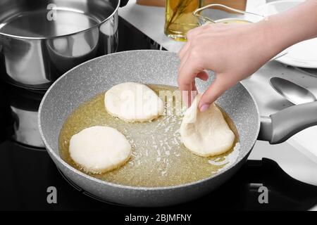 Femme frire des crêpes dans la cuisine Banque D'Images