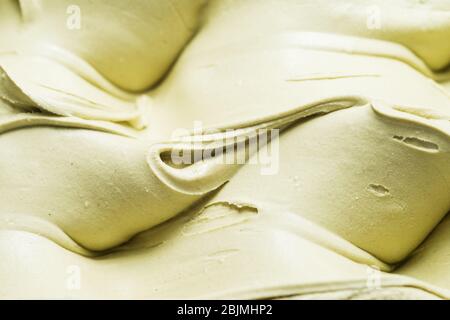 Glace aux saveurs de pistache - détail plein format. Gros plan sur une texture crémeuse de surface verte de la crème glacée Pistachio. Banque D'Images
