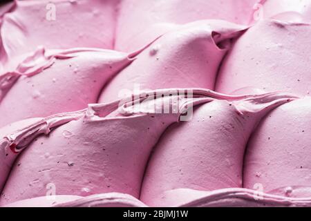 Glace aux saveurs de bleuets - détail plein format. Gros plan sur une texture de surface rose de la crème glacée Blueberry. Banque D'Images