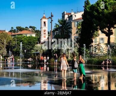 La fontaine Miroir d'eau, Parc Paillon Promenade, Nice, Côte d'Azur, Provence, France. Banque D'Images