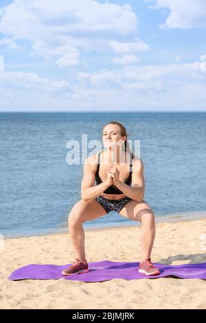 Entraînement sportif pour femme sur la plage de mer Banque D'Images