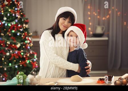 Mère et fils faisant des biscuits de Noël dans la cuisine Banque D'Images