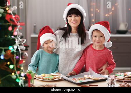 Bonne famille avec des biscuits de Noël dans la cuisine Banque D'Images