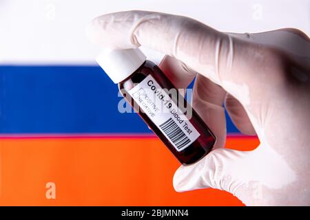 Concept de coronavirus ou de pandémie de Covid-19 à utiliser comme contexte avec le drapeau russe de pays et le test de sang médical Banque D'Images