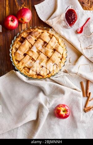 Focalisation sélective sur la tarte aux pommes. Savoureuse composition de tarte aux pommes faite à la maison. Pommes brutes sur serviette en lin. Disposition ou vie fixe avec la maison fait charlotte sous forme Banque D'Images