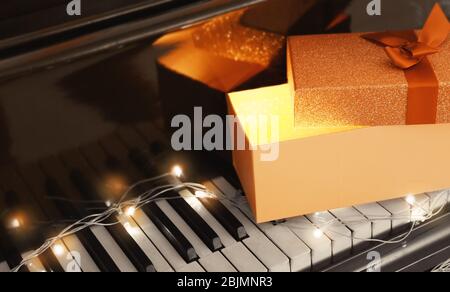 Belle composition avec boîte cadeau de Noël sur clavier piano Banque D'Images