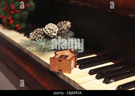 Décorations de nouvelle année sur clavier de piano. Concept de musique de Noël Banque D'Images