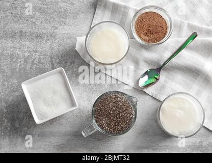 Ingrédients pour semences chia pudding sur table Banque D'Images