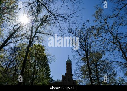 Berlin, Allemagne. 18 avril 2020. L'église luthérienne de Saint-Pierre et Paul sur Nikolskoe dans la forêt de Berlin, dans le quartier du point de vue de Nikolskoe, il a été construit entre 1834 et 1837 par les architectes Friedrich August Stüler et Johann Gottfried Schadow sur l'ordre de Friedrich Wilhelm III Aujourd'hui, c'est une église populaire pour les excursions et les mariages. Crédit: Jens Kalaene/dpa-Zentralbild/ZB/dpa/Alay Live News Banque D'Images