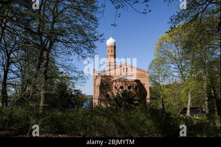 Berlin, Allemagne. 18 avril 2020. L'église luthérienne de Saint-Pierre et Paul sur Nikolskoe dans la forêt de Berlin, dans le quartier du point d'observation de Nikolskoe. Il a été construit entre 1834 et 1837 par les architectes Friedrich August Stüler et Johann Gottfried Schadow sur l'ordre de Friedrich Wilhelm III Aujourd'hui, c'est une église populaire pour les excursions et les mariages. Crédit: Jens Kalaene/dpa-Zentralbild/ZB/dpa/Alay Live News Banque D'Images