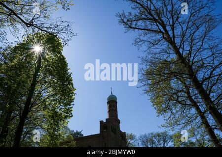 Berlin, Allemagne. 18 avril 2020. L'église luthérienne de Saint-Pierre et Paul sur Nikolskoe dans la forêt de Berlin, dans le quartier du point de vue de Nikolskoe, il a été construit entre 1834 et 1837 par les architectes Friedrich August Stüler et Johann Gottfried Schadow sur l'ordre de Friedrich Wilhelm III Aujourd'hui, c'est une église populaire pour les excursions et les mariages. Crédit: Jens Kalaene/dpa-Zentralbild/ZB/dpa/Alay Live News Banque D'Images