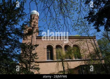 Berlin, Allemagne. 18 avril 2020. L'église luthérienne de Saint-Pierre et Paul sur Nikolskoe dans la forêt de Berlin, dans le quartier du point d'observation de Nikolskoe. Il a été construit entre 1834 et 1837 par les architectes Friedrich August Stüler et Johann Gottfried Schadow sur l'ordre de Friedrich Wilhelm III Aujourd'hui, c'est une église populaire pour les excursions et les mariages. Crédit: Jens Kalaene/dpa-Zentralbild/ZB/dpa/Alay Live News Banque D'Images