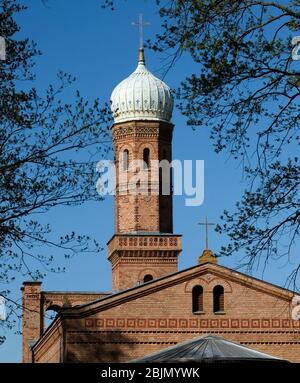 Berlin, Allemagne. 18 avril 2020. L'église luthérienne de Saint-Pierre et Paul sur Nikolskoe dans la forêt de Berlin, dans le quartier du point de vue de Nikolskoe, il a été construit entre 1834 et 1837 par les architectes Friedrich August Stüler et Johann Gottfried Schadow sur l'ordre de Friedrich Wilhelm III Aujourd'hui, c'est une église populaire pour les excursions et les mariages. Crédit: Jens Kalaene/dpa-Zentralbild/ZB/dpa/Alay Live News Banque D'Images