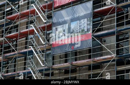 Berlin, Allemagne. 28 avril 2020. Une affiche publicitaire "Appartements en vente" se trouve sur l'échafaudage d'une maison qui est en cours de rénovation dans le parc Am Köllnischen. Crédit: Jens Kalaene/dpa-Zentralbild/ZB/dpa/Alay Live News Banque D'Images