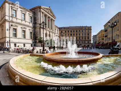 Place du Palais de Justice fontaine, Nice, Côte d'Azur, Provence, France. Banque D'Images