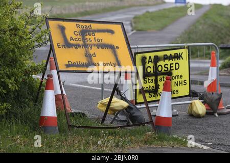 Un vaporisateur de swastika peint sur un panneau à l'entrée d'une route fermée et d'un parking près du phare de Whitley Bay, Northumberland. Graffiti a été affiché sur des panneaux dans plusieurs parkings le long de la route côtière de Northumberland alors que le Royaume-Uni continue à se verrouiller pour aider à freiner la propagation du coronavirus. Banque D'Images