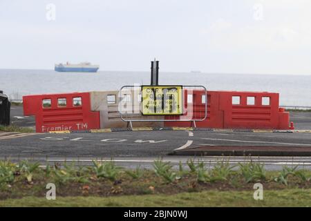 Un spray à la vastika peint sur un panneau informant le public que le parking est fermé près de la plage du parc automobile Briar Dene à Whitley Bay, dans le Northumberland. Graffiti a été affiché sur des panneaux dans plusieurs parkings le long de la route côtière de Northumberland alors que le Royaume-Uni continue à se verrouiller pour aider à freiner la propagation du coronavirus. Banque D'Images