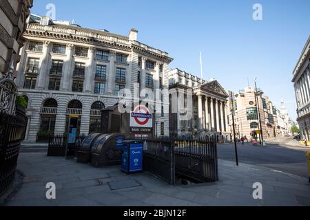 Une entrée complètement abandonnée de la Bank Station tôt le matin au coeur de la ville de Londres pendant l'heure de pointe au verrouillage du coronavirus, Royaume-Uni Banque D'Images