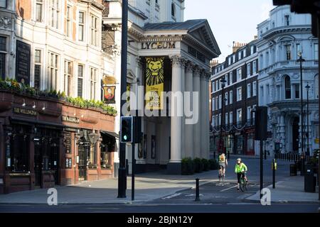 Une banque d'Angleterre et Royal Exchange complètement abandonnée tôt ce matin au coeur de la ville de Londres pendant le verrouillage du coronavirus, Royaume-Uni Banque D'Images
