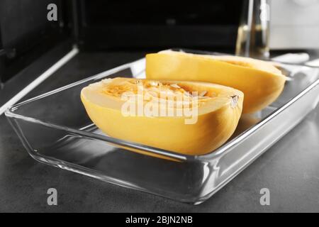 Coupez le courge spaghetti dans le plat de cuisson sur la table Banque D'Images