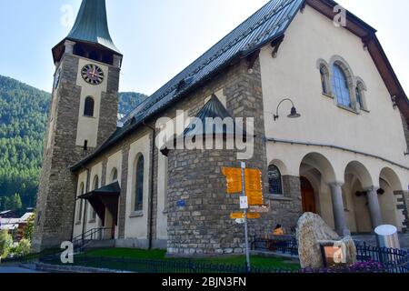 Zermatt, Suisse - 28 septembre 2019: Station de montagne dans les Alpes suisses. Église paroissiale de St Maurice. Banque D'Images