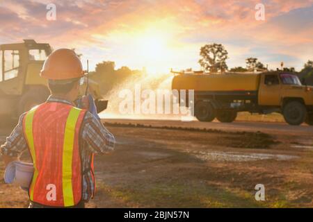 Ingénieur travaillant sur un chantier de construction à Sunset, Thaïlande Banque D'Images