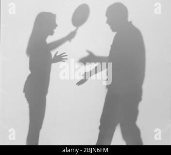 Silhouettes de l'homme et de la femme en querelles sur fond blanc. Concept de violence familiale Banque D'Images