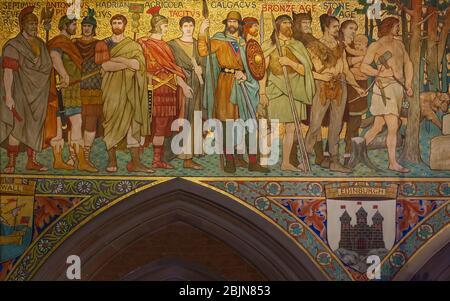 La frise du hall principal, qui représente les figures historiques écossaises, l'intérieur, la Scottish National Portrait Gallery, Édimbourg, Écosse, Royaume-Uni Banque D'Images