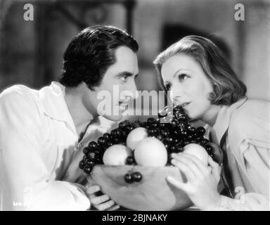 GRETA GARBO et JOHN GILBERT dans LA REINE CHRISTINA 1933 réalisateur ROUBEN MAMOULIAN scénario H.M. Harwood et Salka Viertel robes Gilbert Adrian producteur Walter Wanger Metro Goldwyn Mayer Banque D'Images