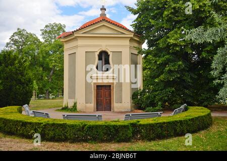 Une promenade dans un parc public dans la ville de Prague Banque D'Images