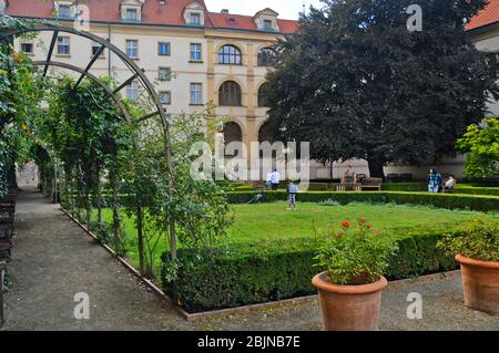 Une promenade dans un parc public dans la ville de Prague Banque D'Images