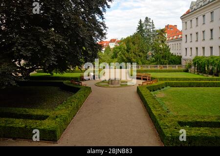 Une promenade dans un parc public dans la ville de Prague Banque D'Images