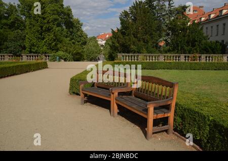 Une promenade dans un parc public dans la ville de Prague Banque D'Images