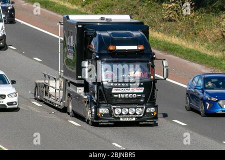 Bickers action, Film & TV action ; camions de livraison Eurocargo Haulage, camion, transport, camion, transporteur de fret, véhicule Iveco, transport commercial européen, industrie, M 6 à Lancaster, Royaume-Uni Banque D'Images