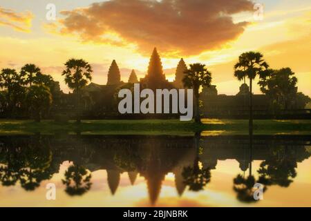 Silhouette d'Ankor Wat au lever du soleil, Siem Reap, Cambodge Banque D'Images