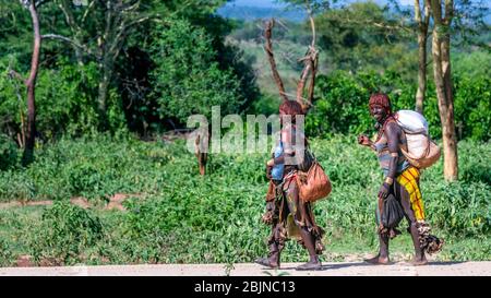 Image prise lors d'un voyage dans le sud de l'Éthiopie, la vallée de l'Omo, la tribu Hamer, la cérémonie de saut à la taureau Banque D'Images